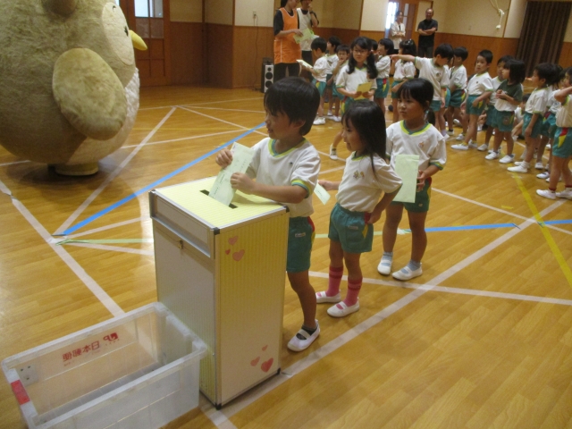 ②ミニポストに投函 「みんなの思いが届きますように」
