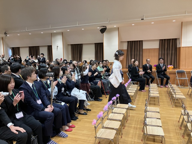 笑顔で入場