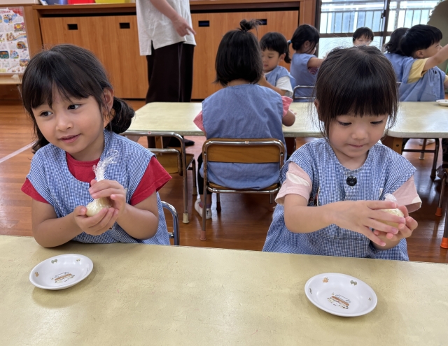 ⓸ラップに包んで、手のひらで丸めて…
