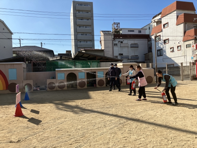 職員で順番に消火訓練を実施