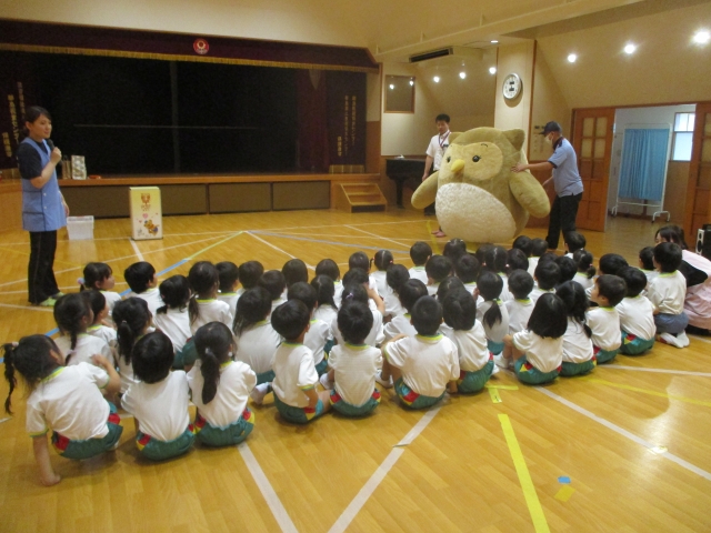 ①「けんふくろうくん」が 登場し大喜びの子どもたち！