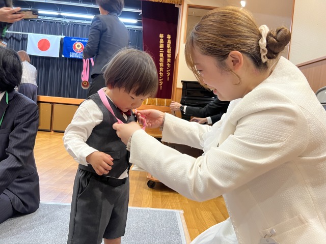 お祝いのメダルをどうぞ