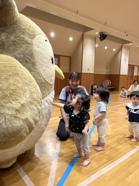 ④けんふくろうくんにタッチ！