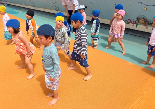 ＝屋上の大プール＝ 準備運動