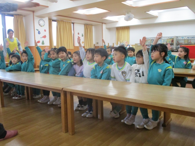 手を挙げて発言もします