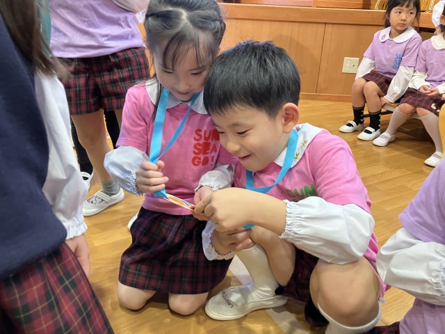 メダルをもらってにっこ