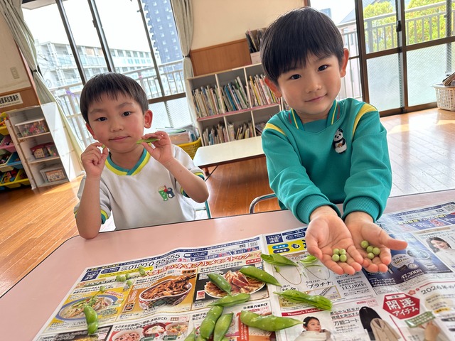 給食のおかずに入ります。