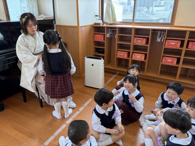 担任の先生に一人ずつ花の飾り、名札をつけてもらい嬉しそうな子どもたち☆