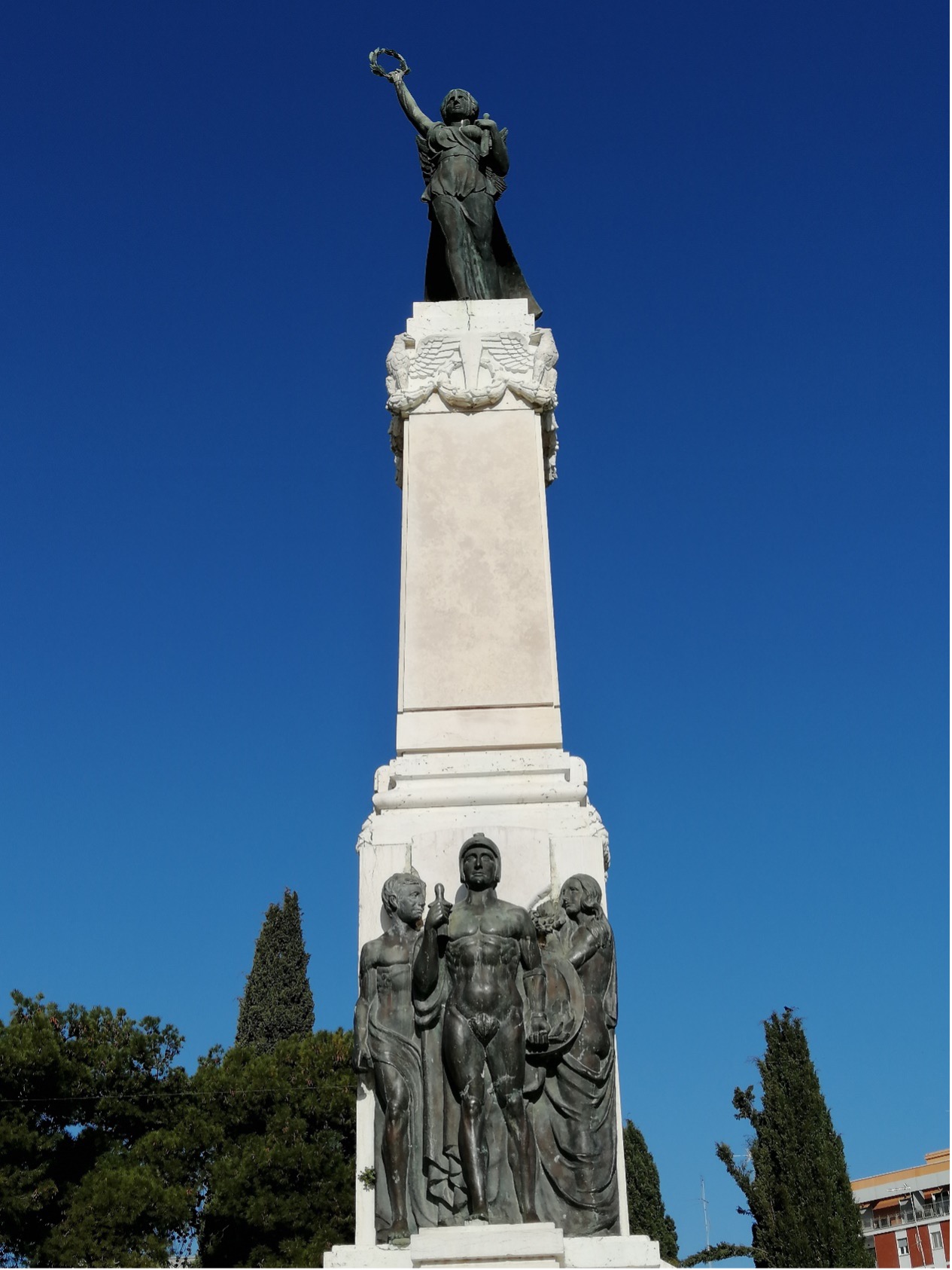 Piazza Vittorio Veneto - dettaglio statue Monumento