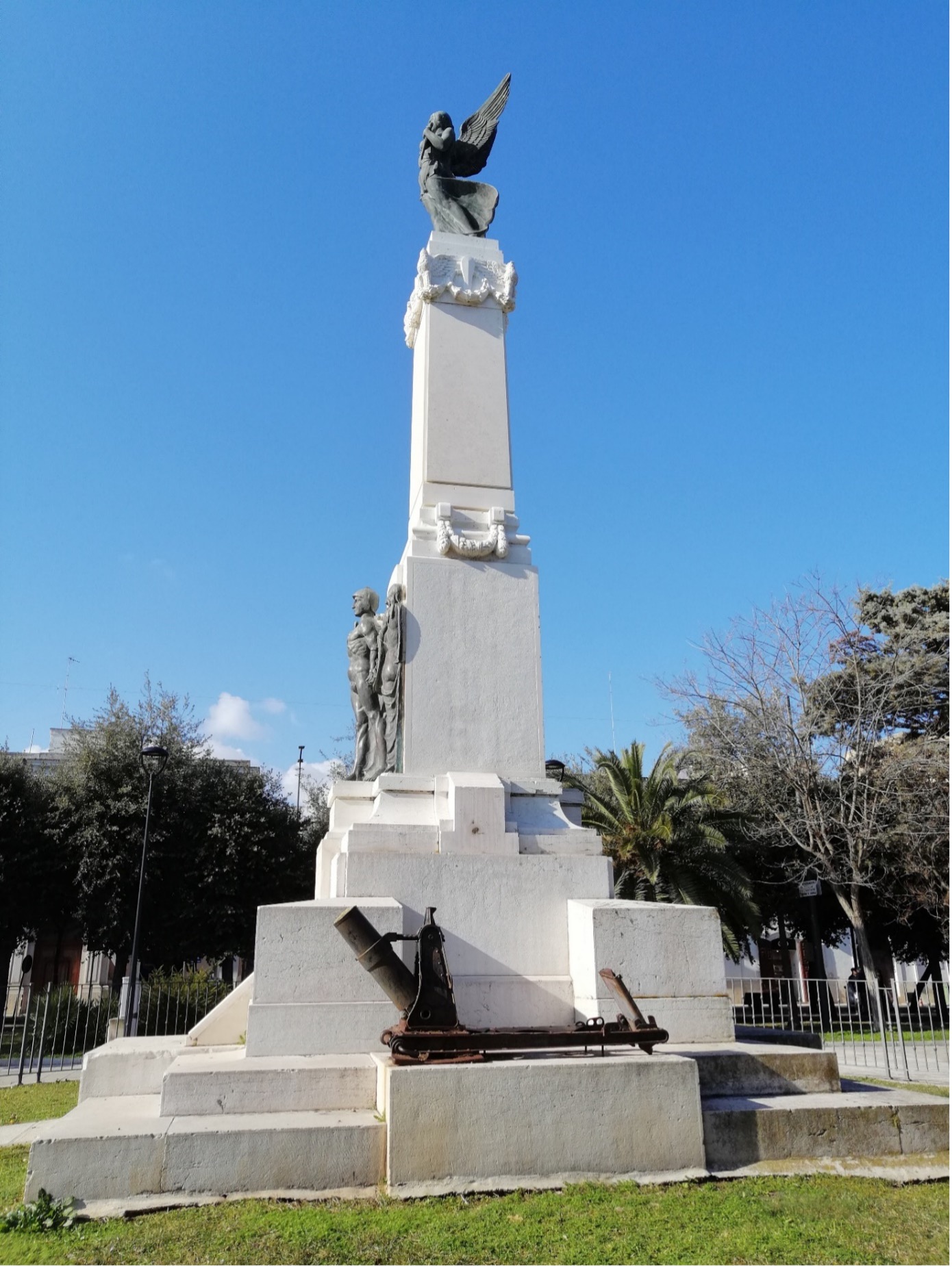 Piazza Vittorio Veneto - Monumento vista laterale