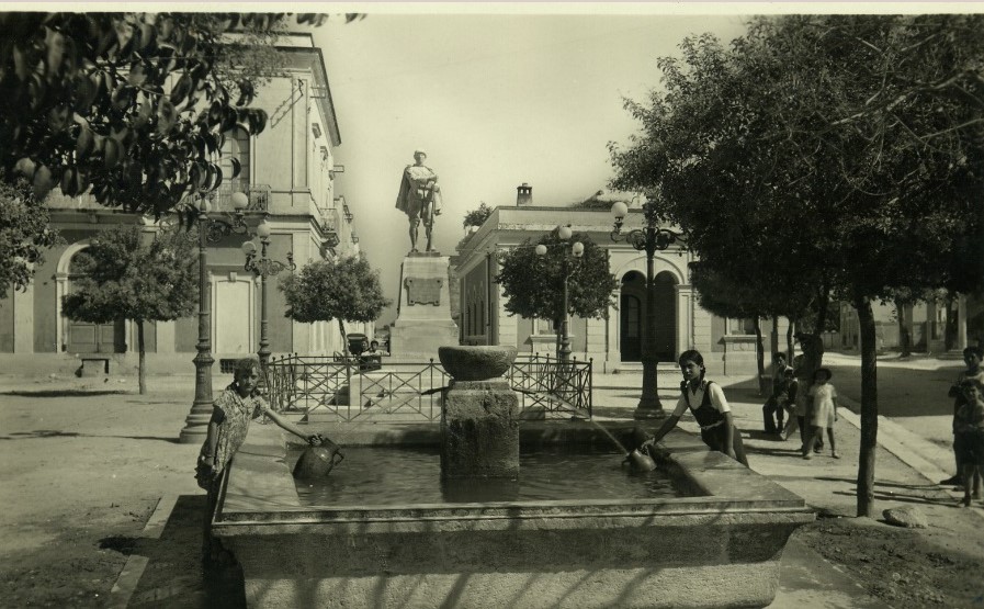 Piazzetta Romano - Foto storica Monumento