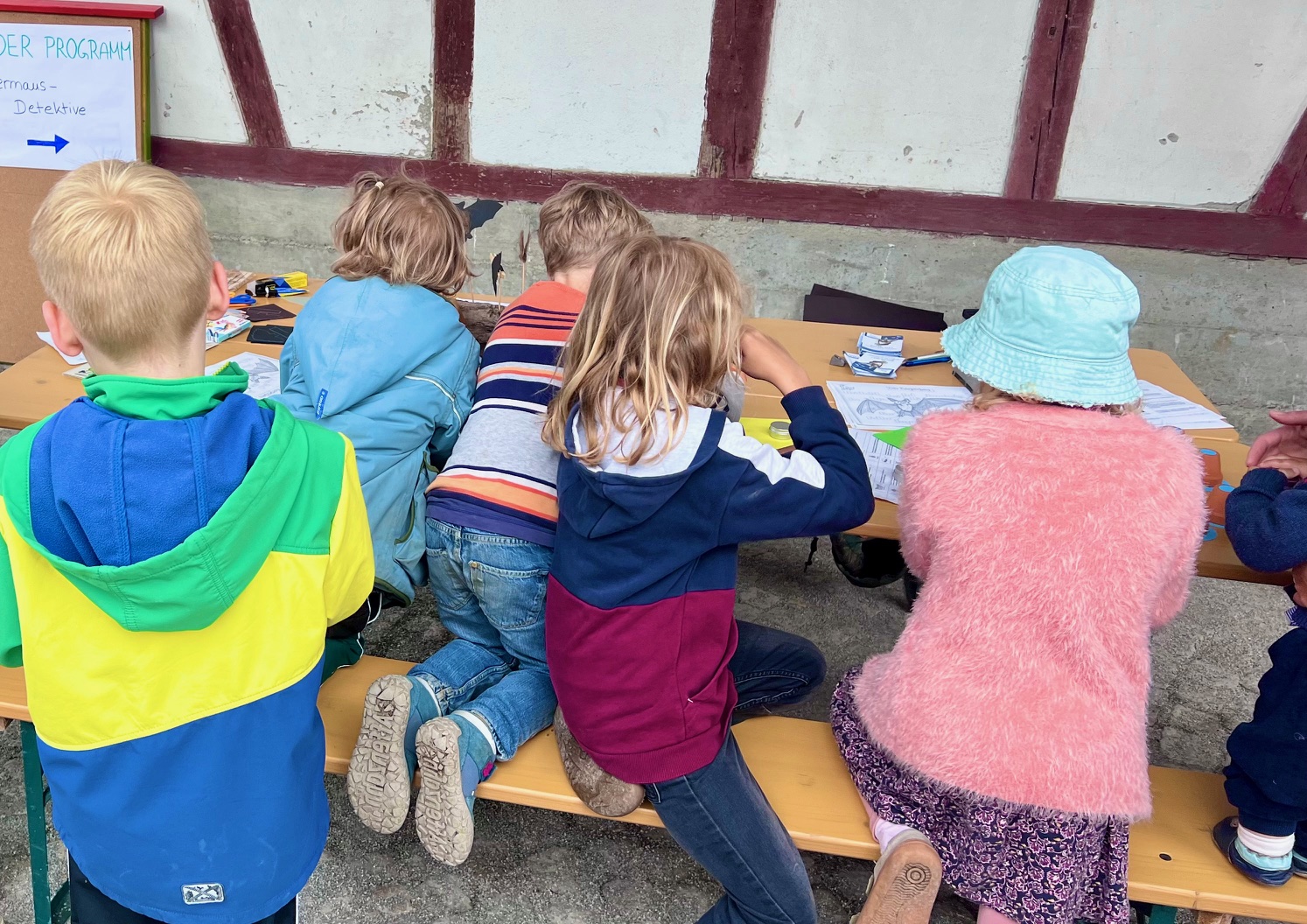 ... und ihr Angebot lockte sofort viele Kinder an den Bastel- und Spieltisch ...