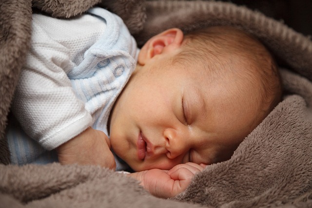 DER KOPF DES BABYS...