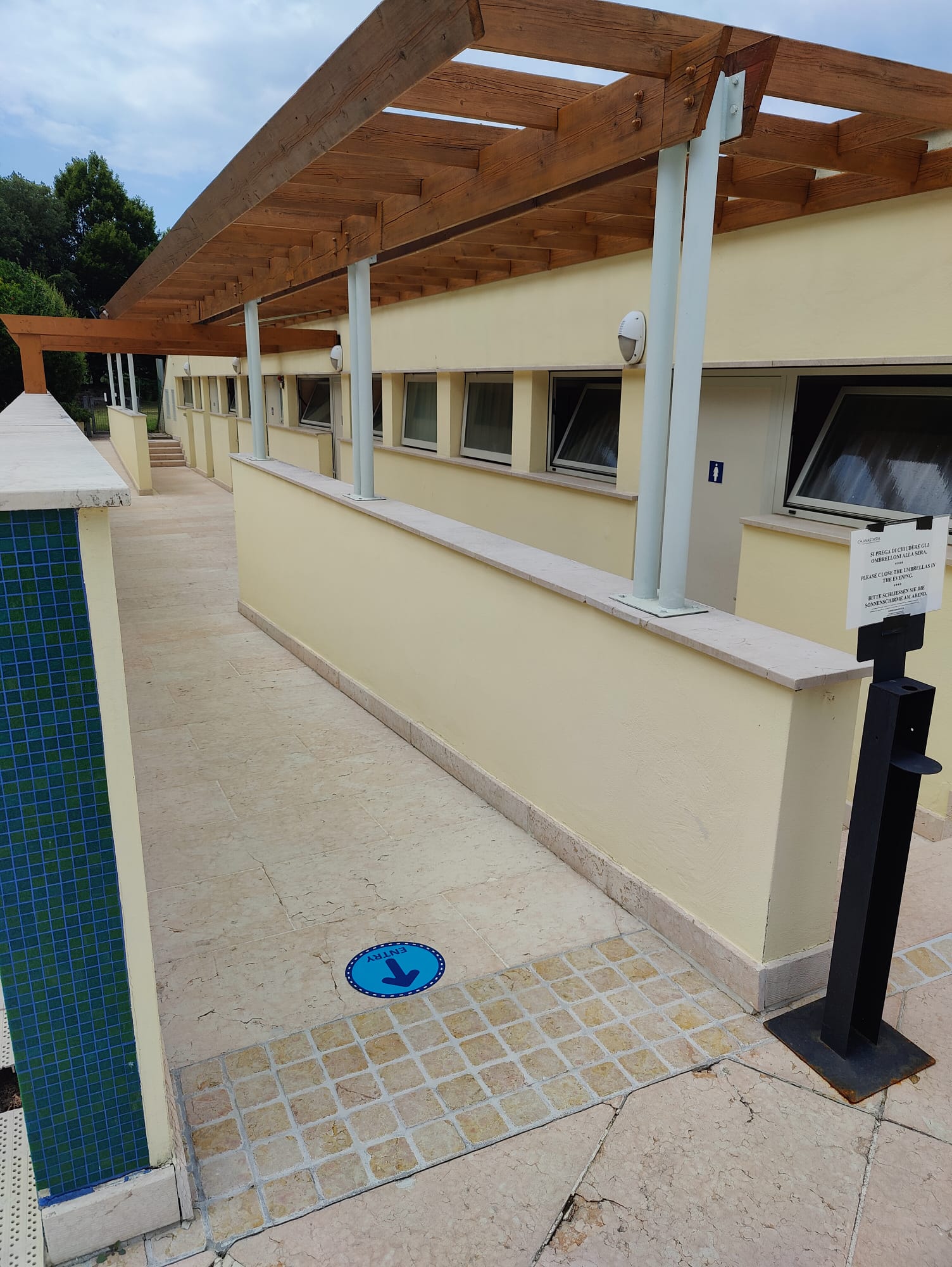 Duschen und Umkleiden am Pool