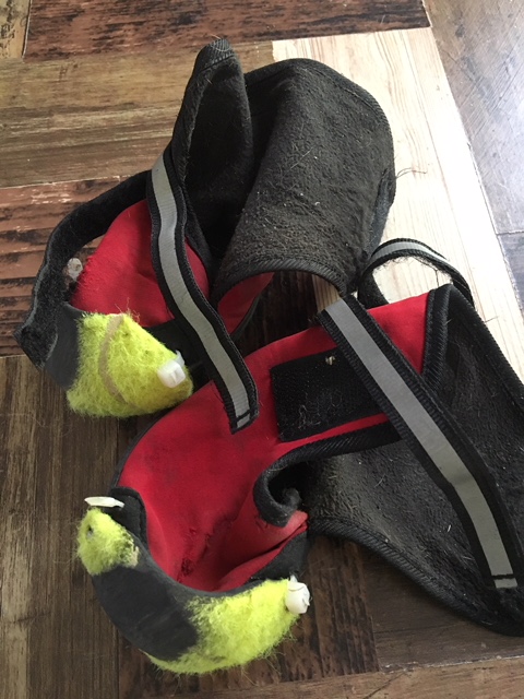 市販の靴にテニスボールの硬球縫い付けました。