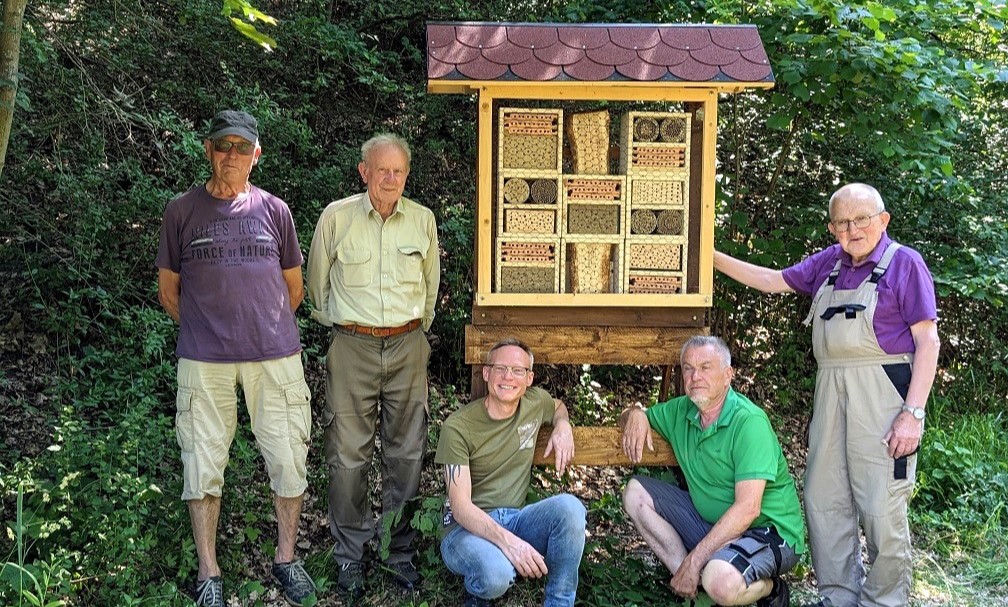 Aufstellen eines weiteren Insektenhotels