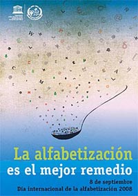 La alfabetización mejora las capacidades de comunicación de las personas, les abre acceso a la adquisición de conocimientos y contribuye a forjar su autoestima y la confianza en sí mismas que son imprescindibles para tomar decisiones.