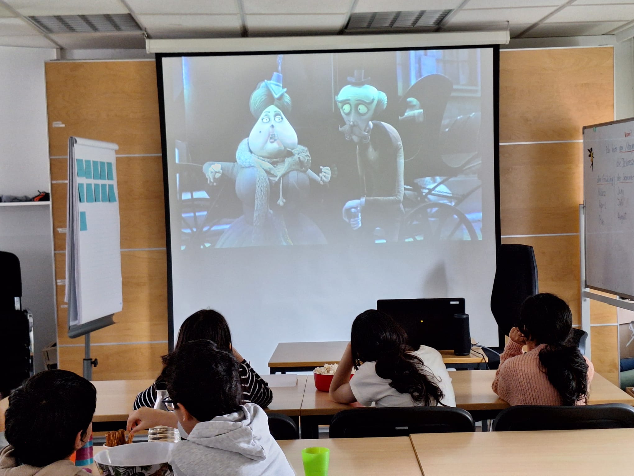 Mehrere Kinder schauen einen Film an.
