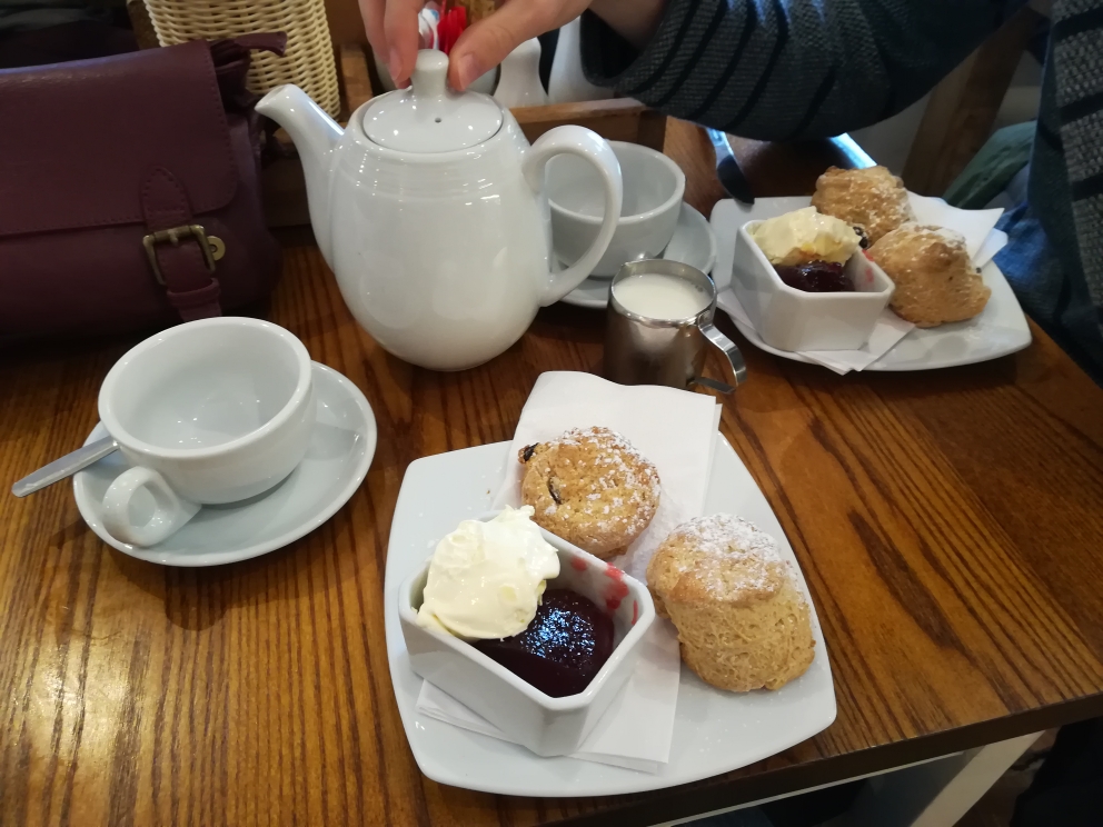 Scones machen uns glücklich und Cafés sind trocken! 