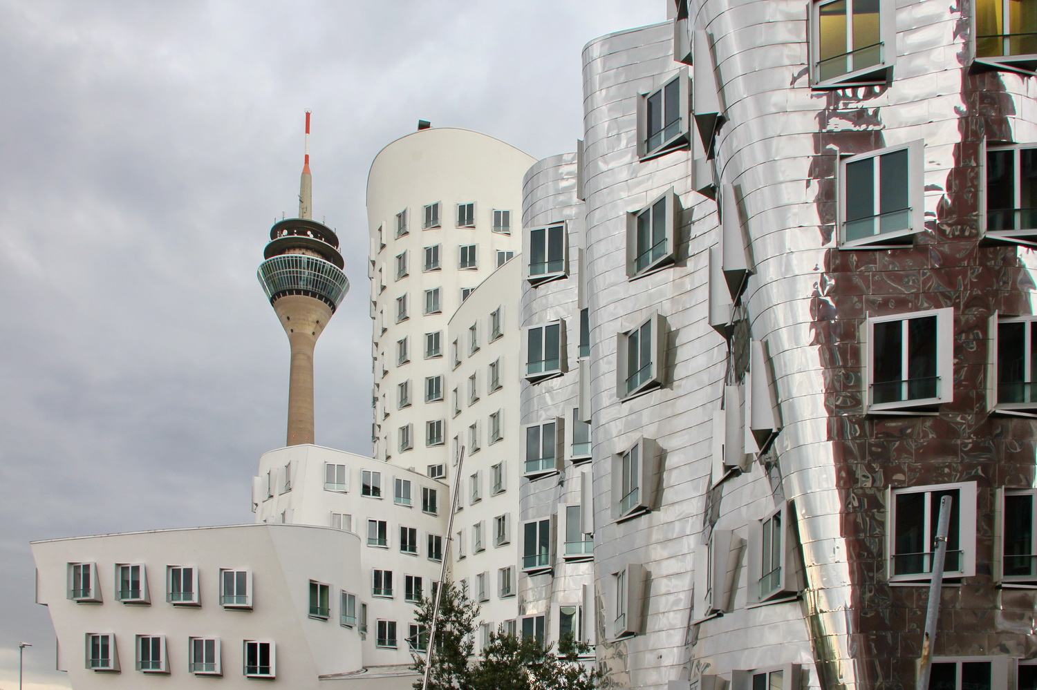 Gehry-Häuser vor Funkturm - von Hermann