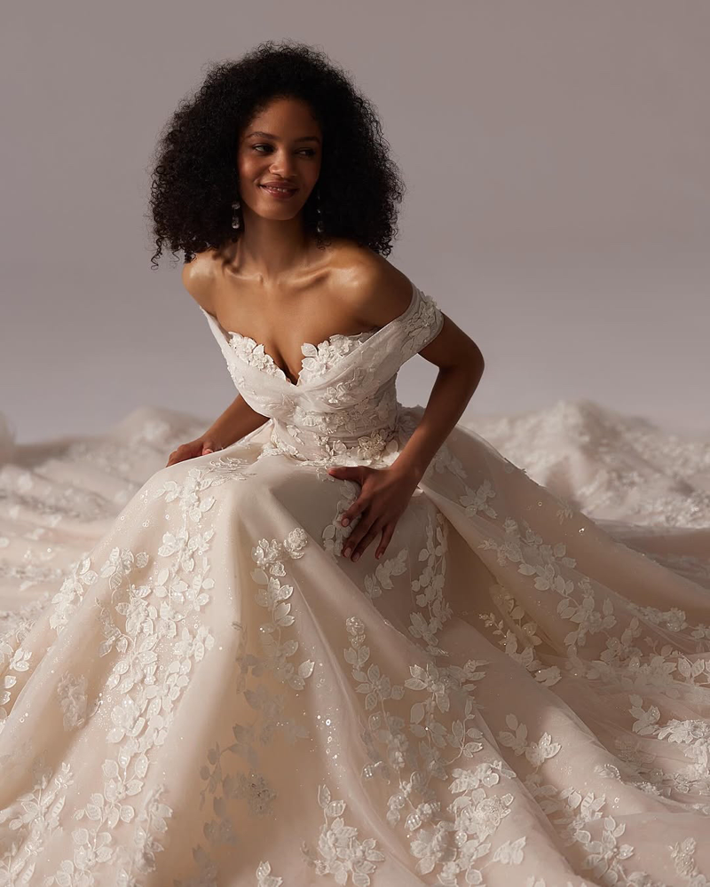 Weißes Brautkleid auf historischer Brücke