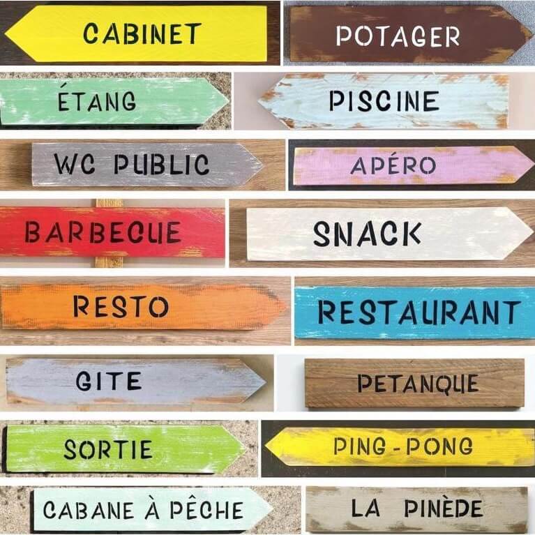 Collage de pancartes directionnelles en bois, personnalisables avec des noms ou des messages pour décorer un intérieur, un jardin ou un évènement