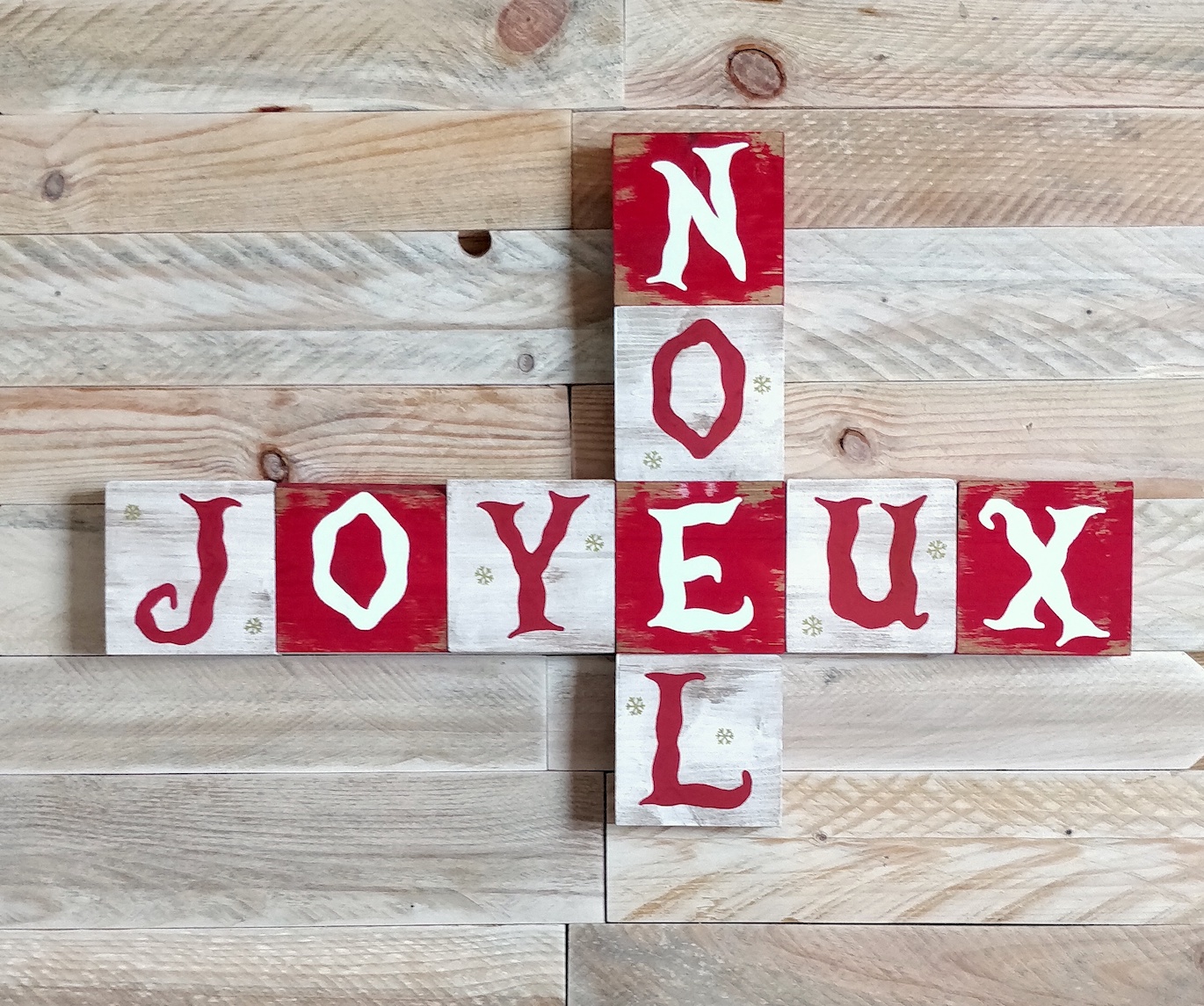 Scrabble rouge et blanc de Noël, lettres en bois peintes pour personnaliser une décoration murale ou à posée sur étagère