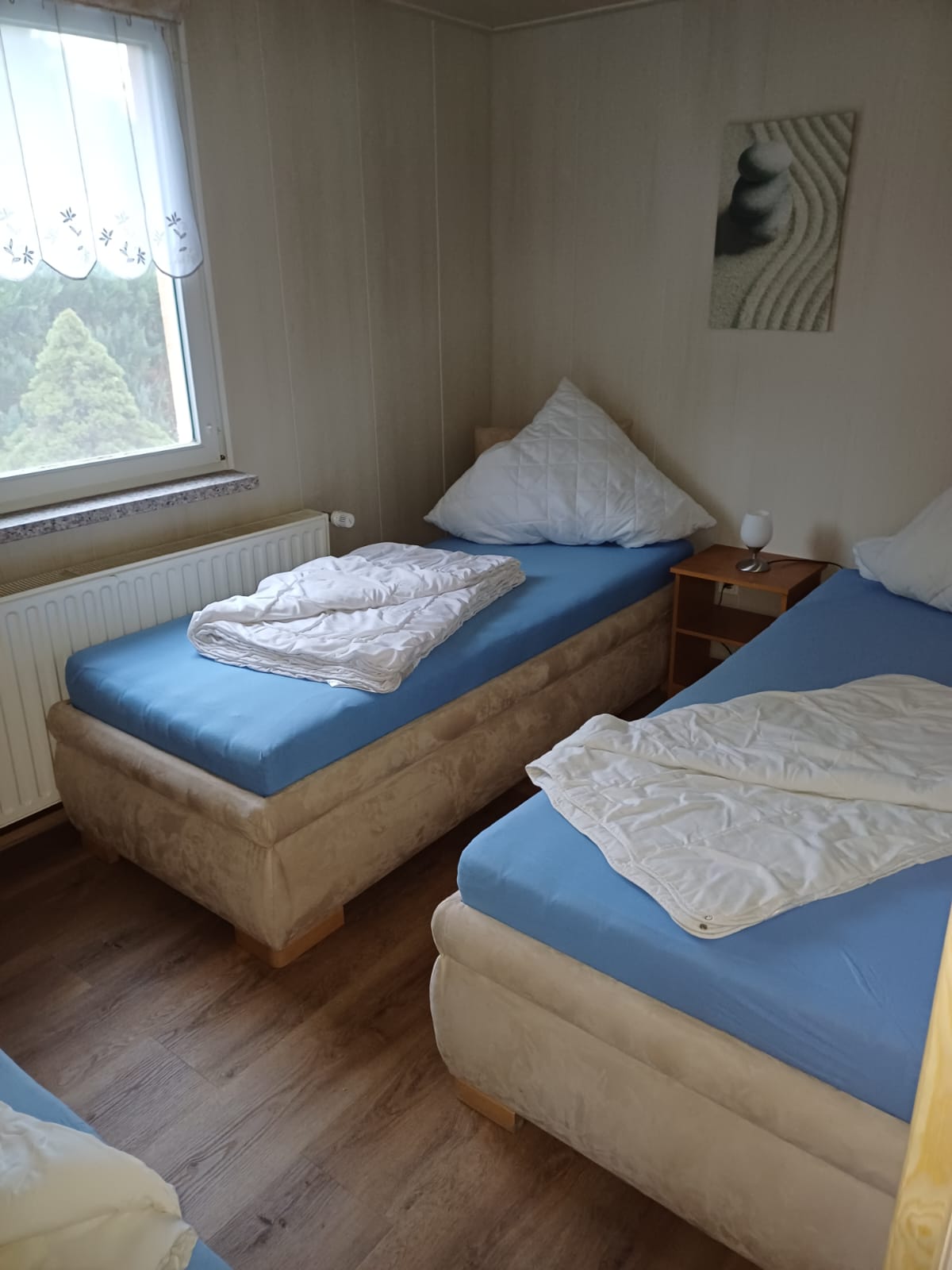 Schlafzimmer mit 3 Einzelbetten (2 x 0,90 m x 200 m / 1 x 0,80 m x 1,90 m)