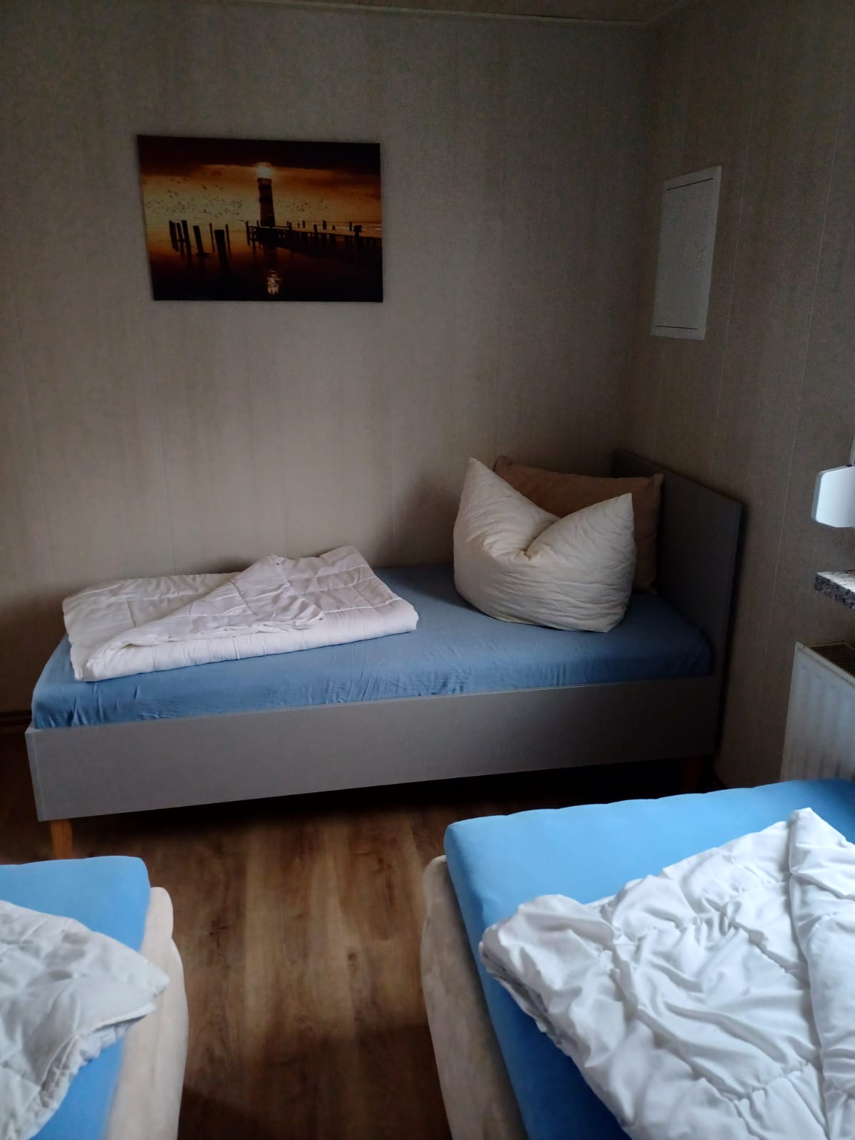 Schlafzimmer mit 3 Einzelbetten (2 x 0,90 m x 200 m / 1 x 0,80 m x 1,90 m)