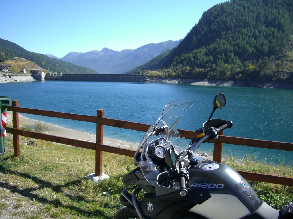 LAGO DIGA ARTIFICIALE