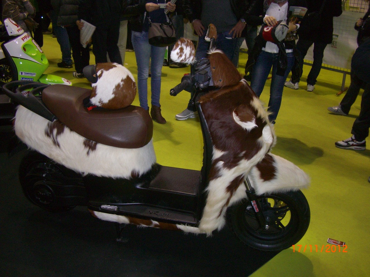 Uno scooter che ha investito una mucca