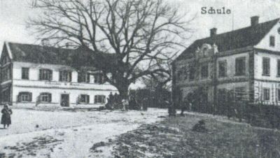 Schulhaus um 1920        (Aufnahme auf einer alten Postkarte, die 1926 abgestempelt wurde)