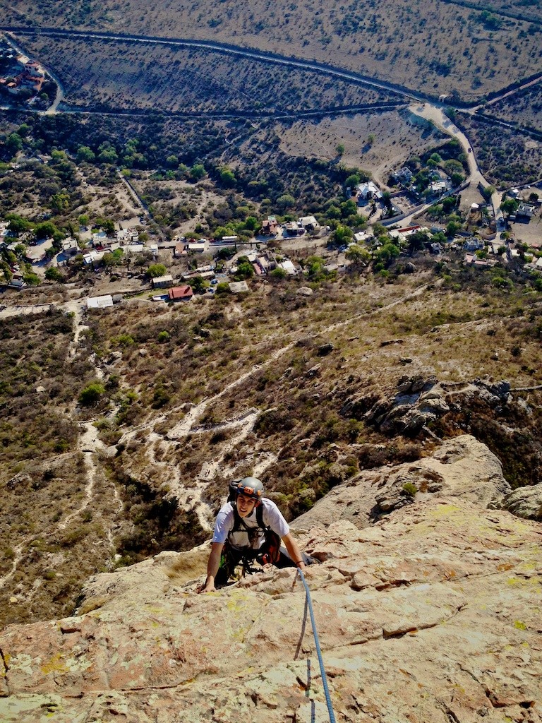 GUIADAS A LA CIMA ESCALANDO UNA RUTA DE MULTILARGOS rock climbing Mexico