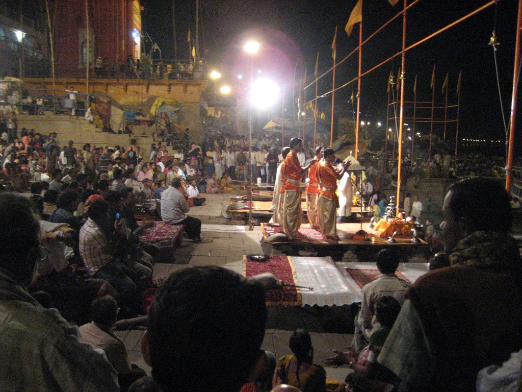 Abendliche Zeremonie am Ganges