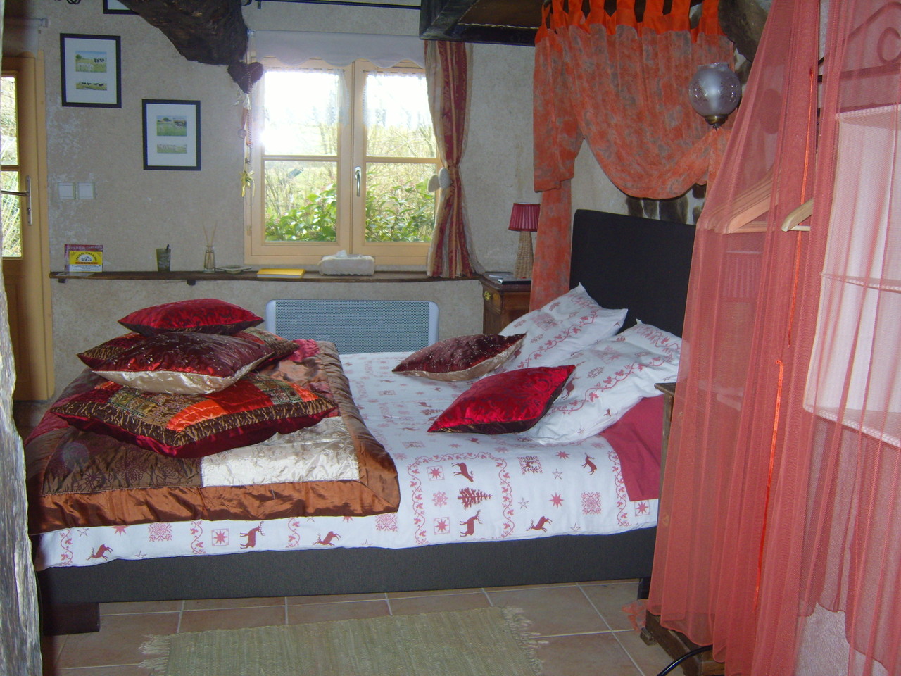 le lit est installé dans l'ancienne cheminée conservée avec sa hotte en torchis