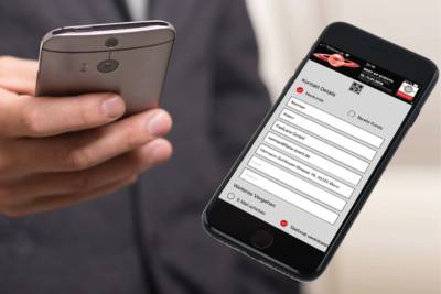 Eine Hand hält ein Smartphone. Als Grafik daneben sieht man ein zweites Smartphone, dass eine App zeigt.