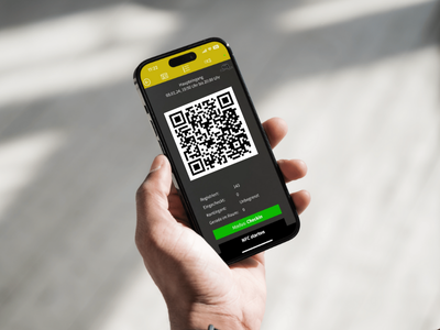 Eine Hand hält ein Smartphone, ein QR-Code ist darauf zu sehen.