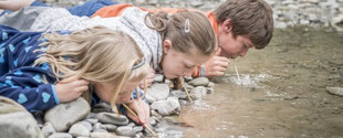 Kinder lernen am Bach