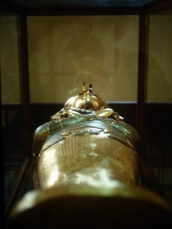 2ª ataud de madera enchapada en oro de Tutankhemen. Museo de El Cairo.
