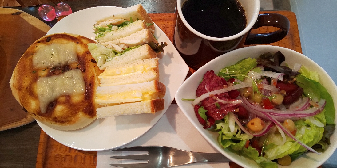 お好きなパン２種類とサラダ・ドリンク付500円