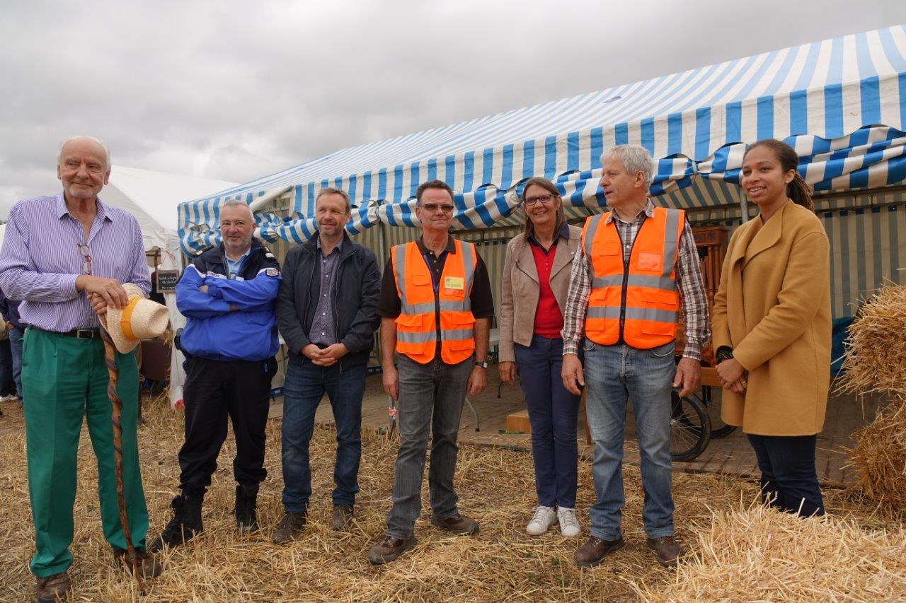 De g. à d. : Jacques Royer, le Capitaine Jean-Émile Vaesen, Olivier Belin de Champagne et vous !, Marcel Dartinet, adjoint au maire de Vallées-en-Champagne, en charge de la sécurité de la fête, Anne Maricot, Éric Assier et Natalie William. 