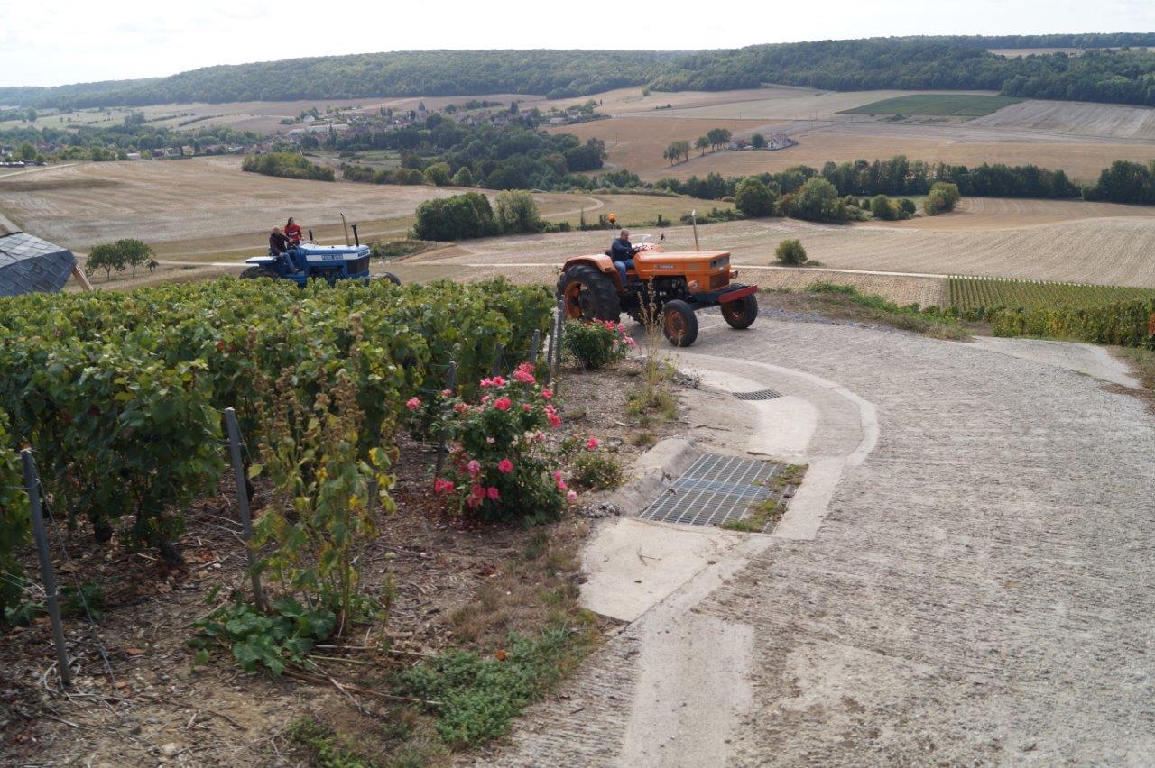 Sur la commune marnaise du Breuil, la côte de l'Huys est avalée sans souci par les vieux tracteurs.