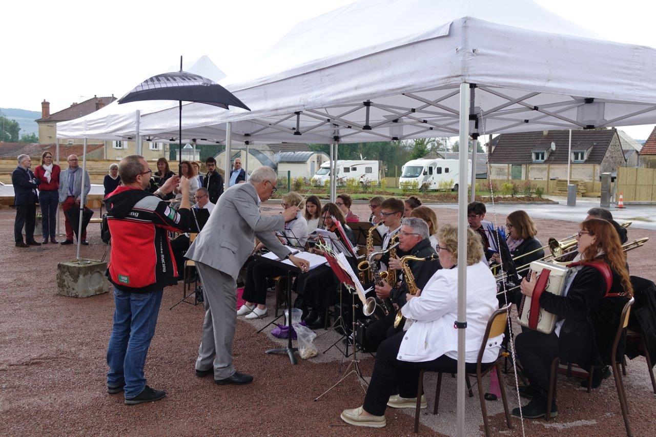 La pluie n'entame pas les ardeurs de l'orchestre dirigé par José Luton.
