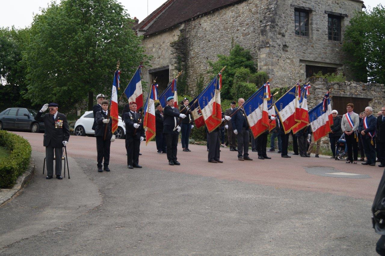 Le président honoraire Georges Pottier, à gauche, et les adhérents de l'associaion nationale des porte-drapeaux, anciens combattants et vétérans de France.