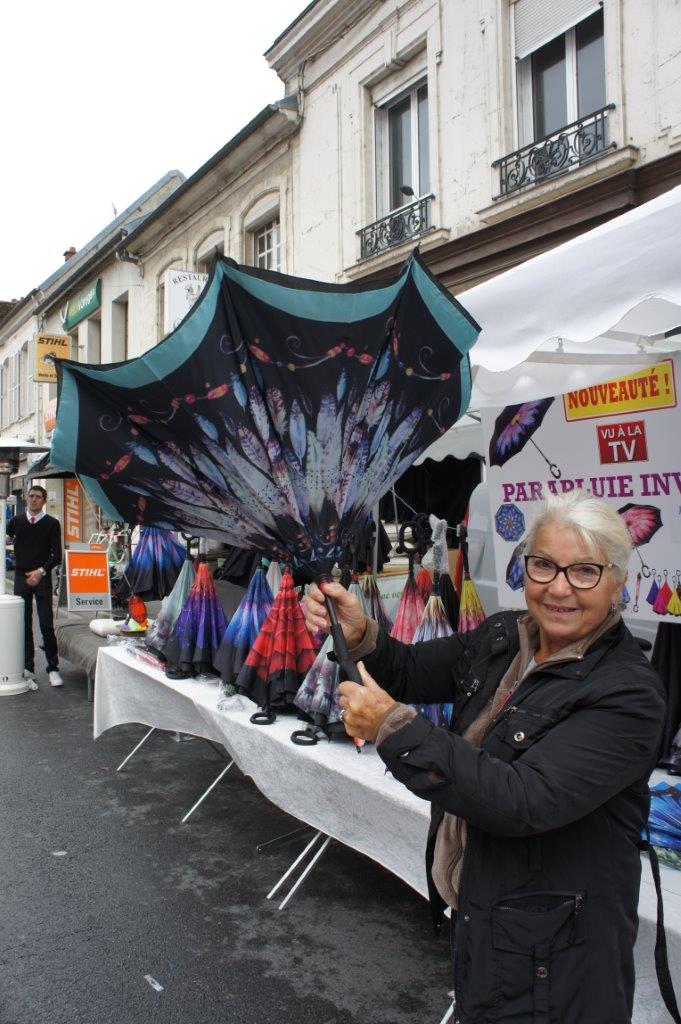 Vu à la télé : le parapluie inversé. Le parapluie malin qui garde les gouttes à l'intérieur.