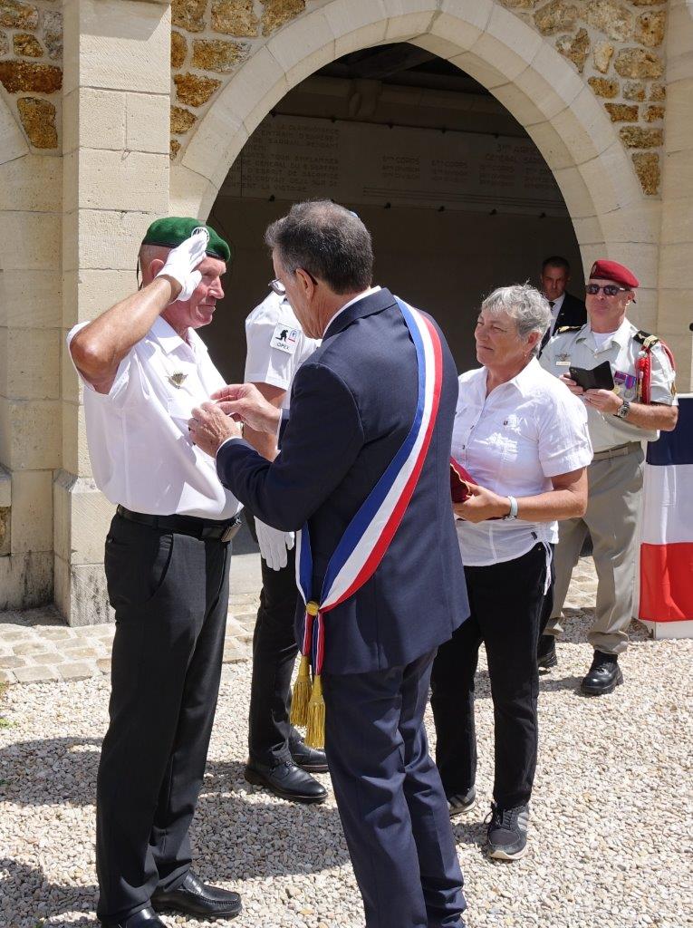 Le maire de Dormans Michel Courteaux remet la médaille des 3 ans de porte-drapeau à Louis Bression.