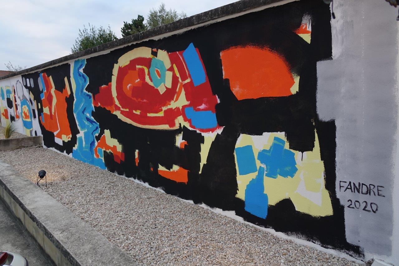 Emmanuel Fandre a réalisé une fresque monumentale sur le mur intérieur de la cour de la maison de Champagne Météyer.