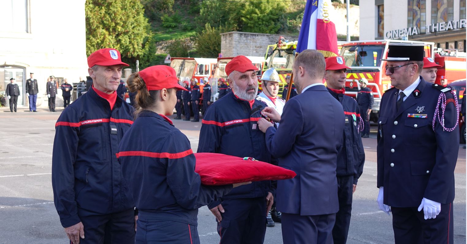 Le président du Conseil d'administration du SDIS02 David Bobin remet la médaille d'honneur des sapeurs-pompiers, pour 36 ans de service, au Sergent-Chef William Dansin du Centre de secours de Trélou-sur-Marne.
