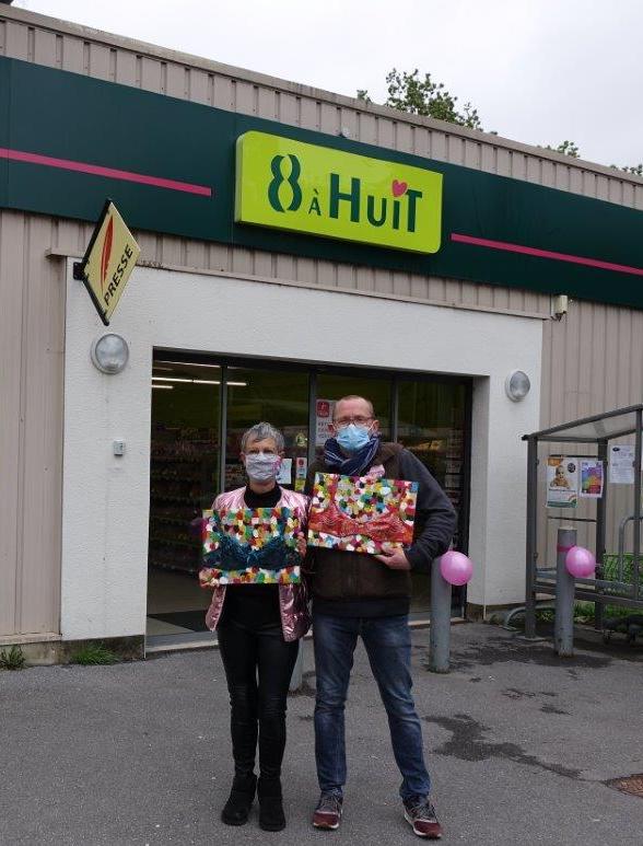 De gauche à droite : Mylène Lefèbvre, conseillère municipale de Condé-en-Brie et son mari Georges, gérant de la supérette 8 à Huit, lancent la première édition d'Octobre Rose sur le marché de plein air.