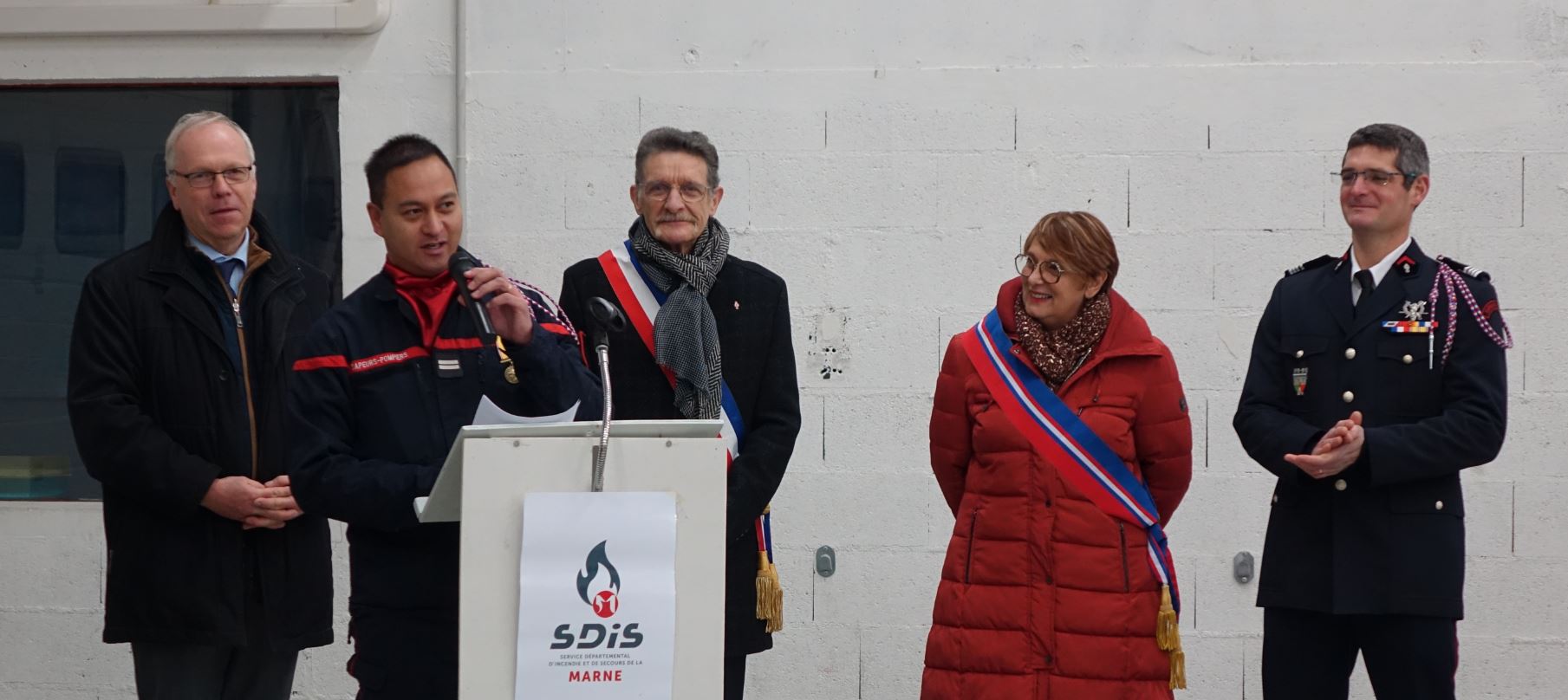 Au premier plan : le Lieutenant Hitimoë Sibille. Au seond plan de gauche à droite : Patrick Desautel, Michel Courteaux, Maryline Vuiblet et le Commandant Guillaume Boisseau.